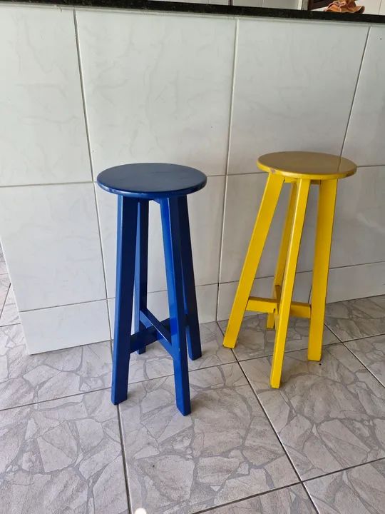Banquetas de madeira azul e amarela - Foto 2
