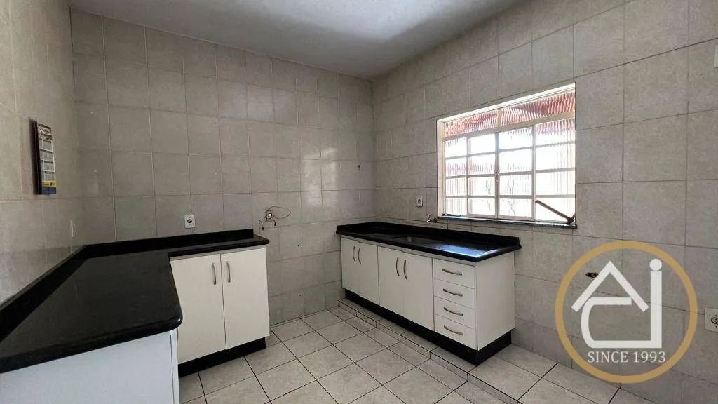 Casa com 2 quartos, 2 salas. cozinha com armários, wc e edícula com churrasqueira e cozinh - Foto 5