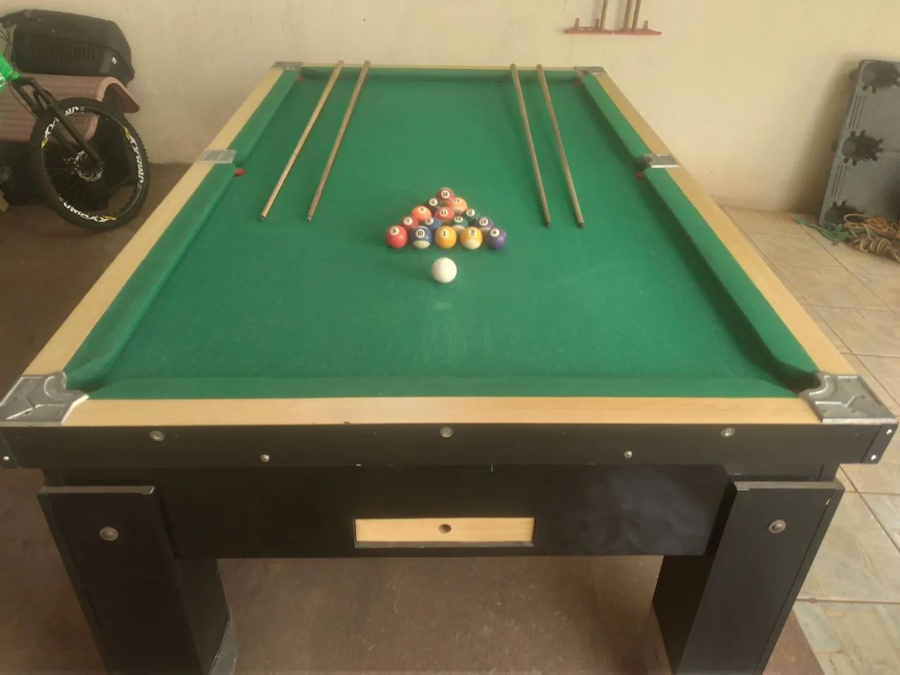 Mesa de Bilhar Completa - Diversão Garantida!