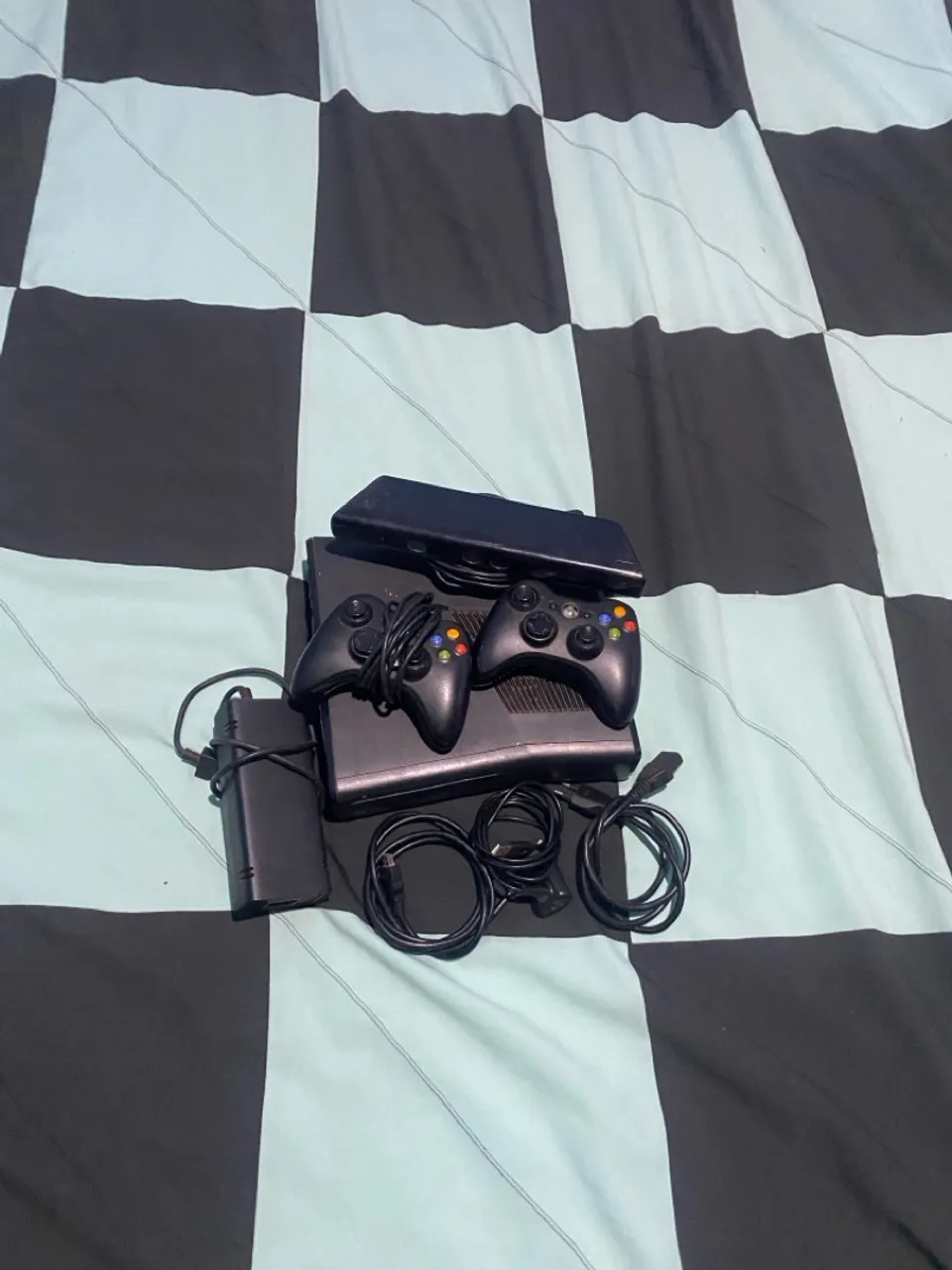 Xbox 360 com 2 controles e Kinect