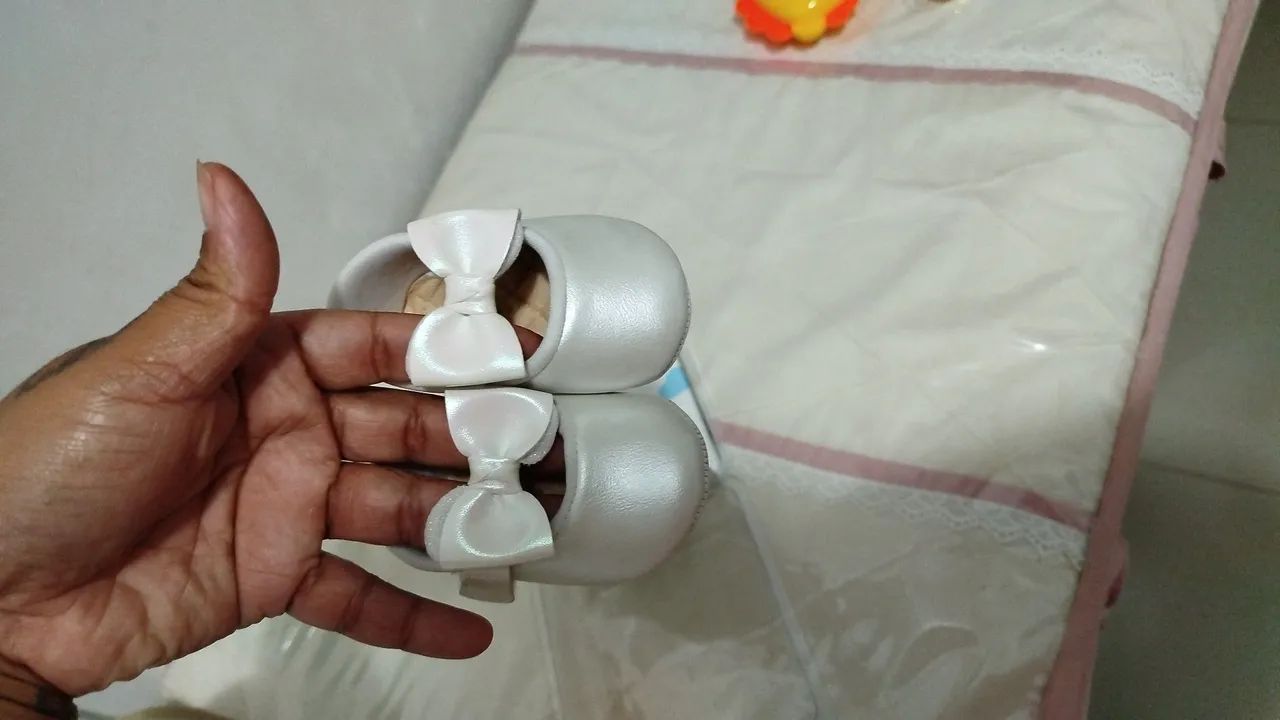 Sapatilhas de Bebê - Brancas com Laço