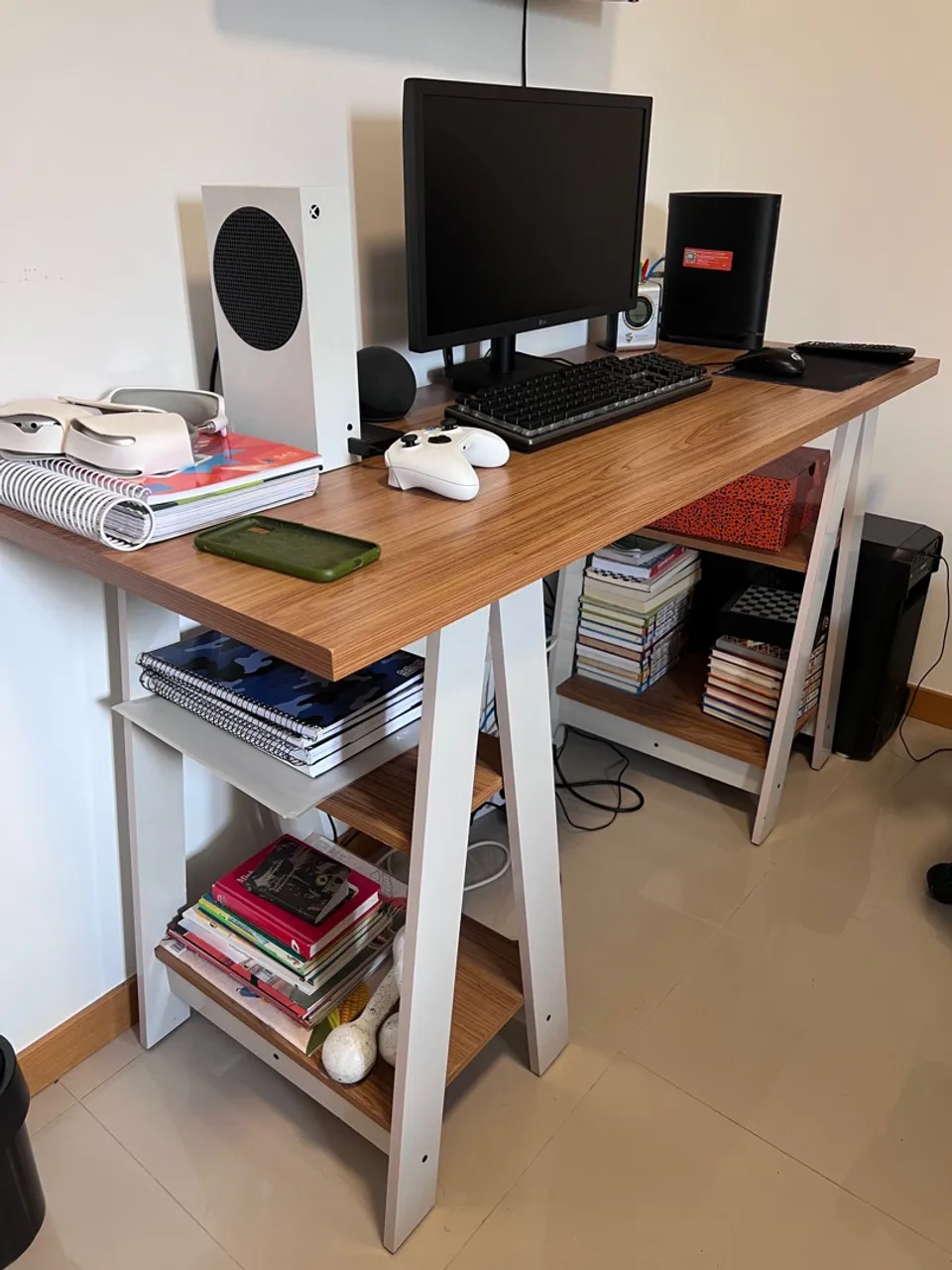 Escrivaninha com prateleiras e design moderno