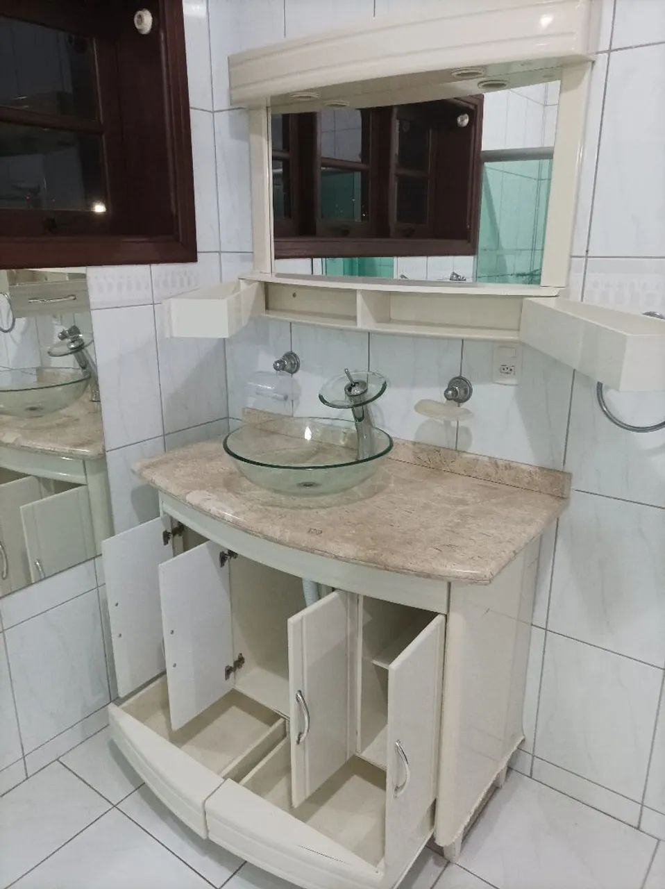 Gabinete com tampo de mármore travertino 