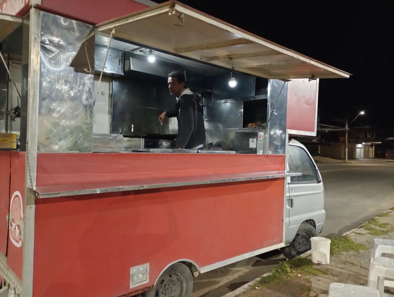 Food truck p venda ou troca barracão ou carro popular novo argo etc