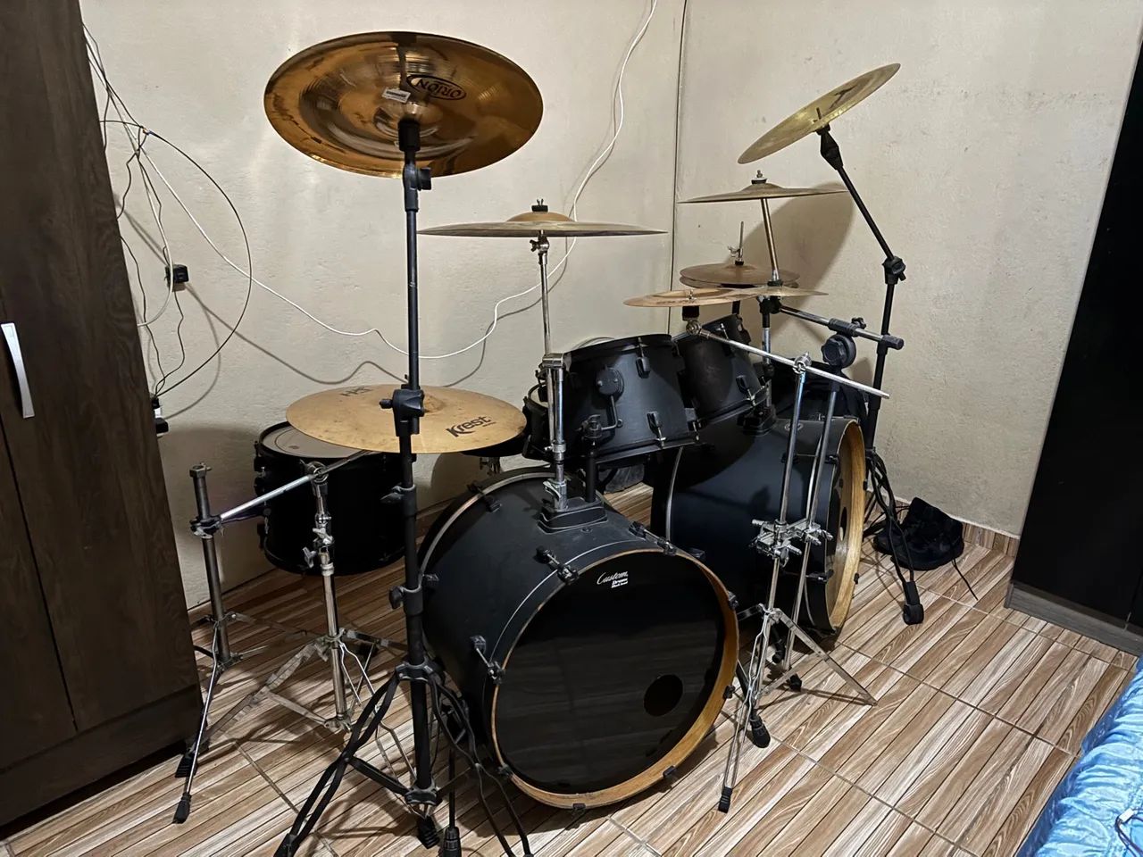 Bateria bumbo duplo com Pratos e Ferragens - Foto 3