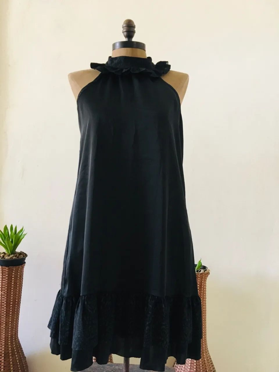 Vestido preto com gola alta - Foto 2