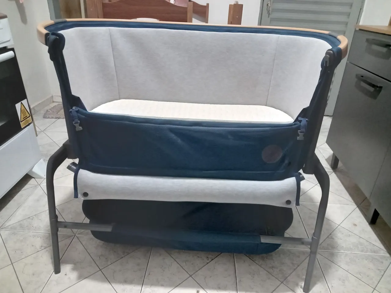 Berço portátil para bebê - Azul e Branco