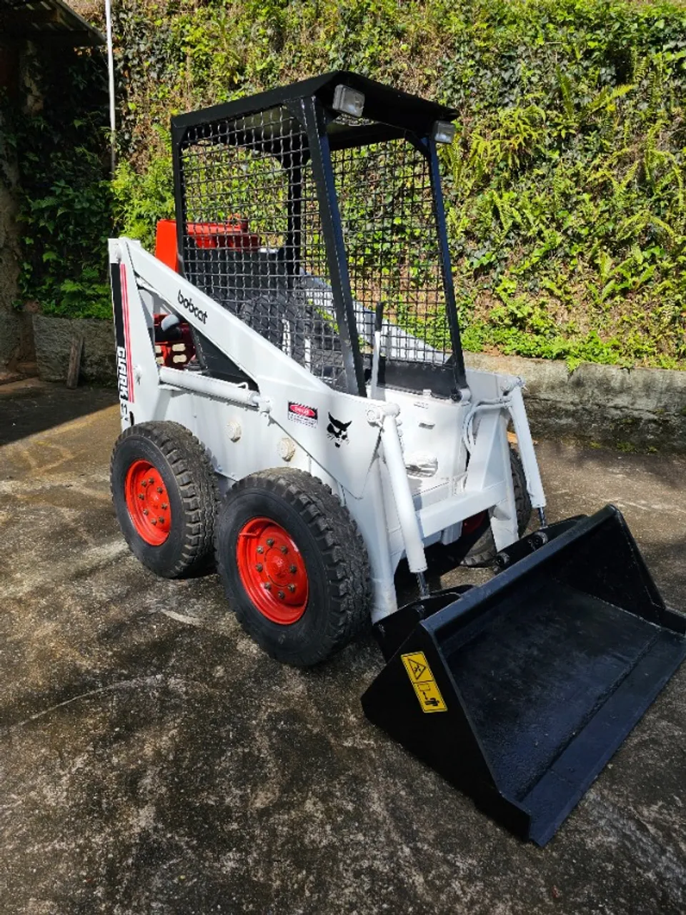 Mini carregadeira Bobcat Clark 711