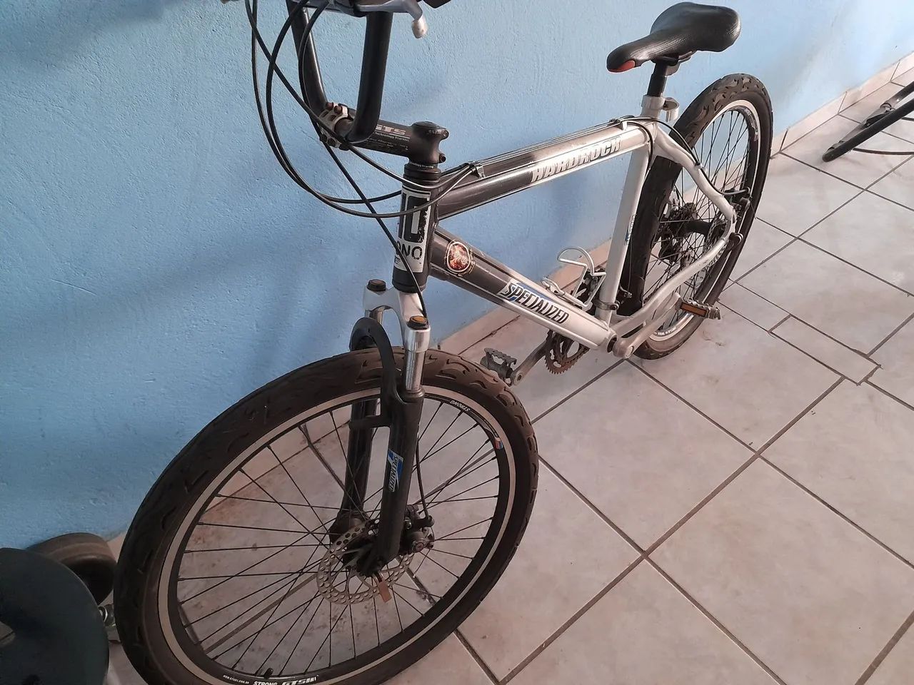 Bicicleta Specialized Hardrock pouco usada super nova com pneus kenda flame  - Foto 5