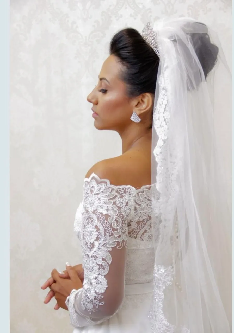 Vestido de Noiva Elegante com Renda e Véu