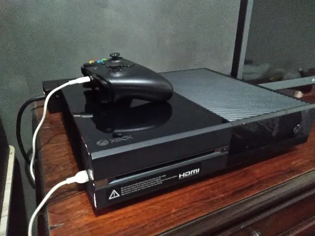 Xbox one fat  500g com 1 controle e 17 jogos retirar em Niterói, Icaraí. 