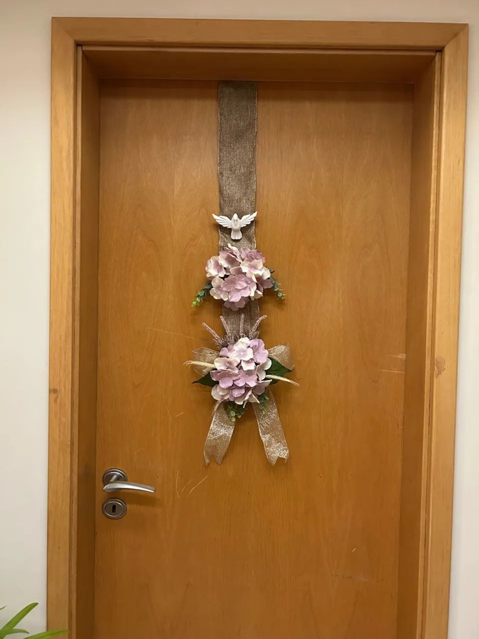 Guirlanda de Fita dupla para porta com flores artificiais - Foto 4
