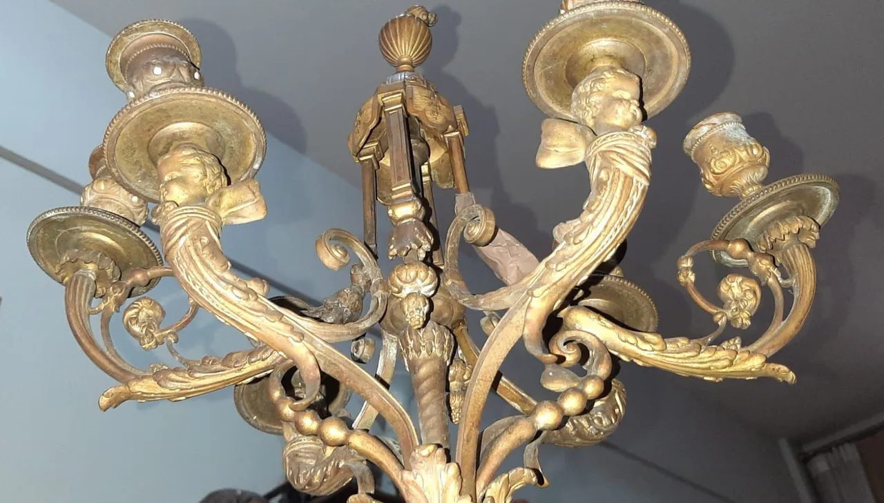 Candelabro Antigo em Bronze com 6 Braços - Decoração Clássica