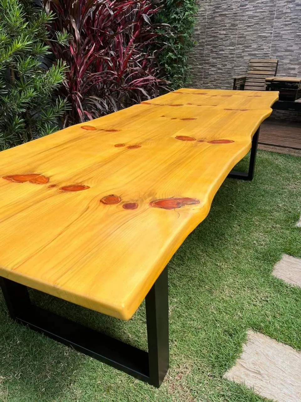 Mesa rústica de madeira com bancos