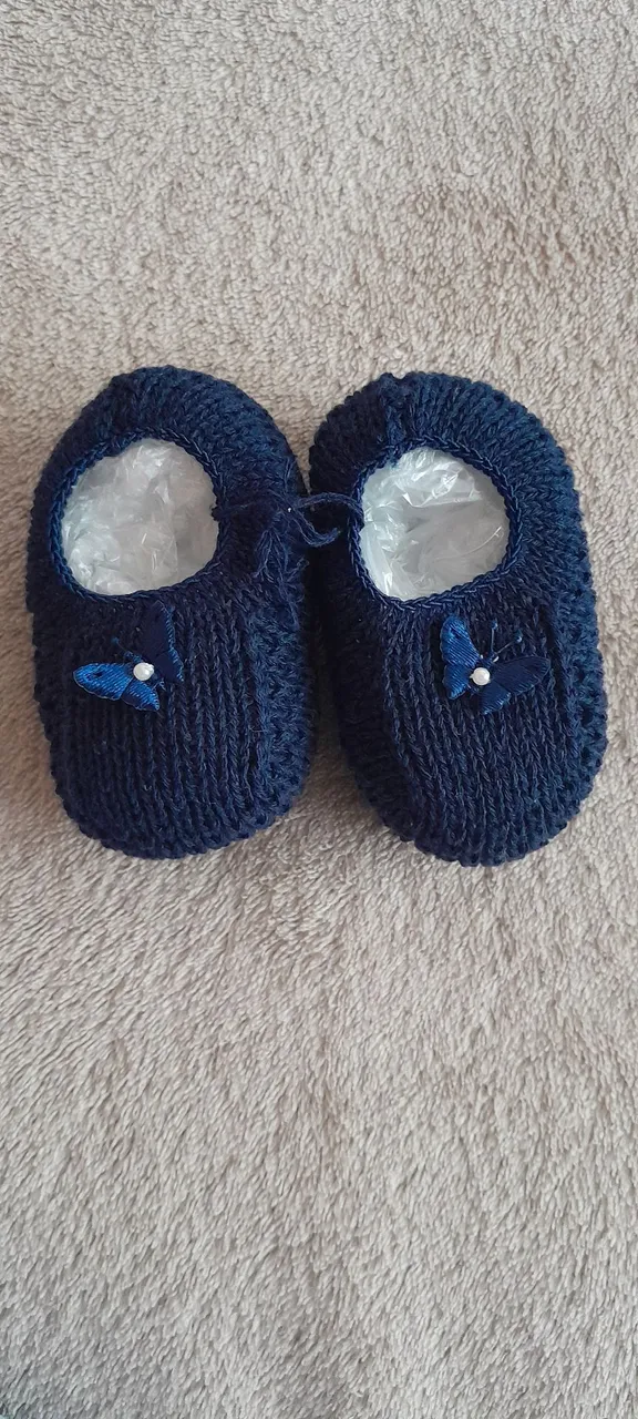 Sapatinho de Bebê em Trico Azul com Detalhe de Borboleta