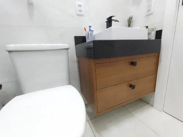 Balcão para banheiro em MDF cor amadeirado com pedra de mármore 90x30x30