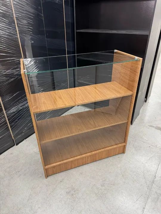 BALCÃO VITRINE C/ VITRO SUPERIOR MDF AMADEIRADO LOIRO FEIJÓ  - Foto 2