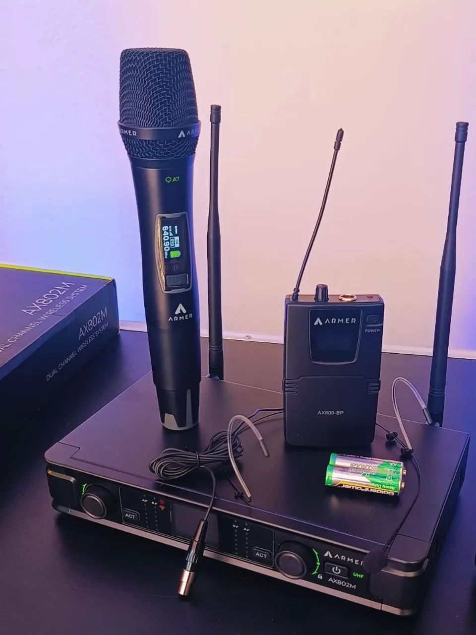 Microfone Sem Fio Duplo Armer AX802M-HB ? Sistema Profissional (1 Bastão + 1 Bodypack).