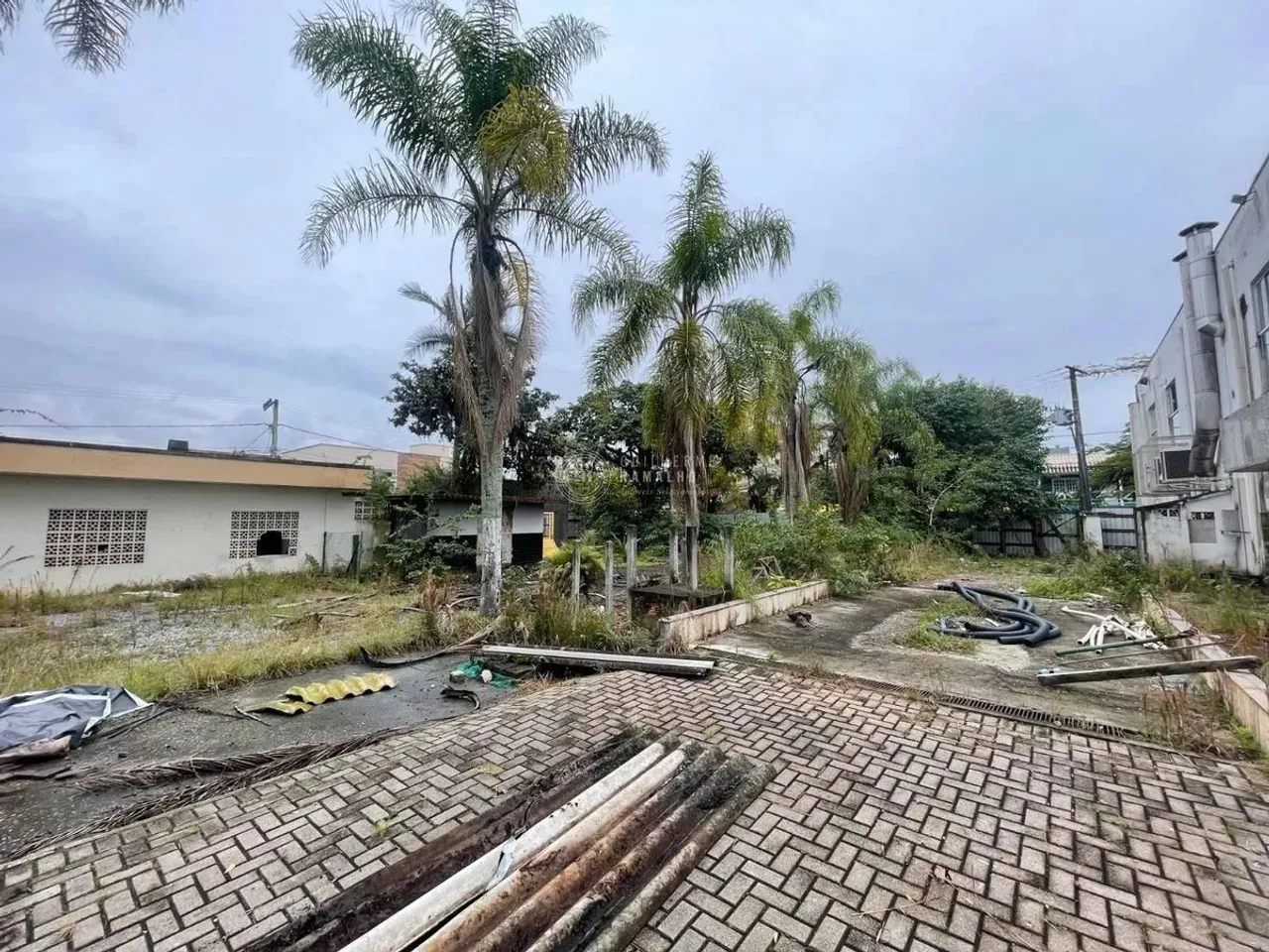 Locação anual: terreno de 1300m²
