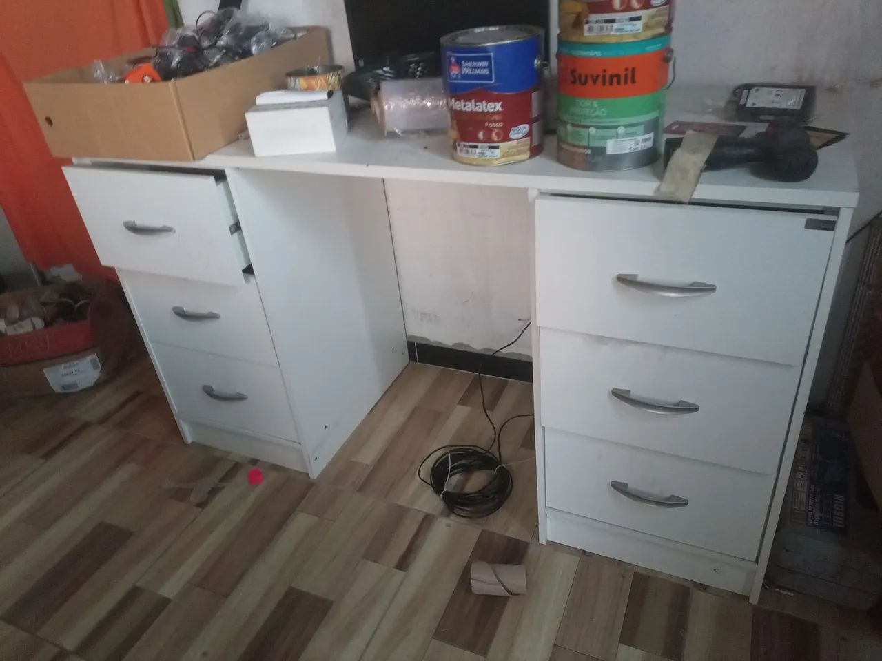 Mesa de escritório branca com 3 gavetas - Foto 2