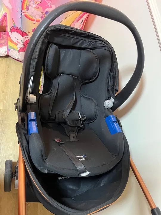 Carrinho de Bebê Burigotto com bebê conforto - Preto e Dourado - Foto 2