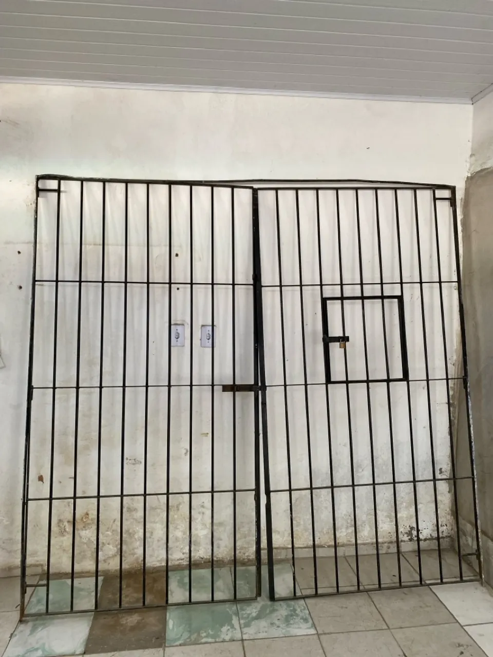 Portão/grade com janelinha. 650,00