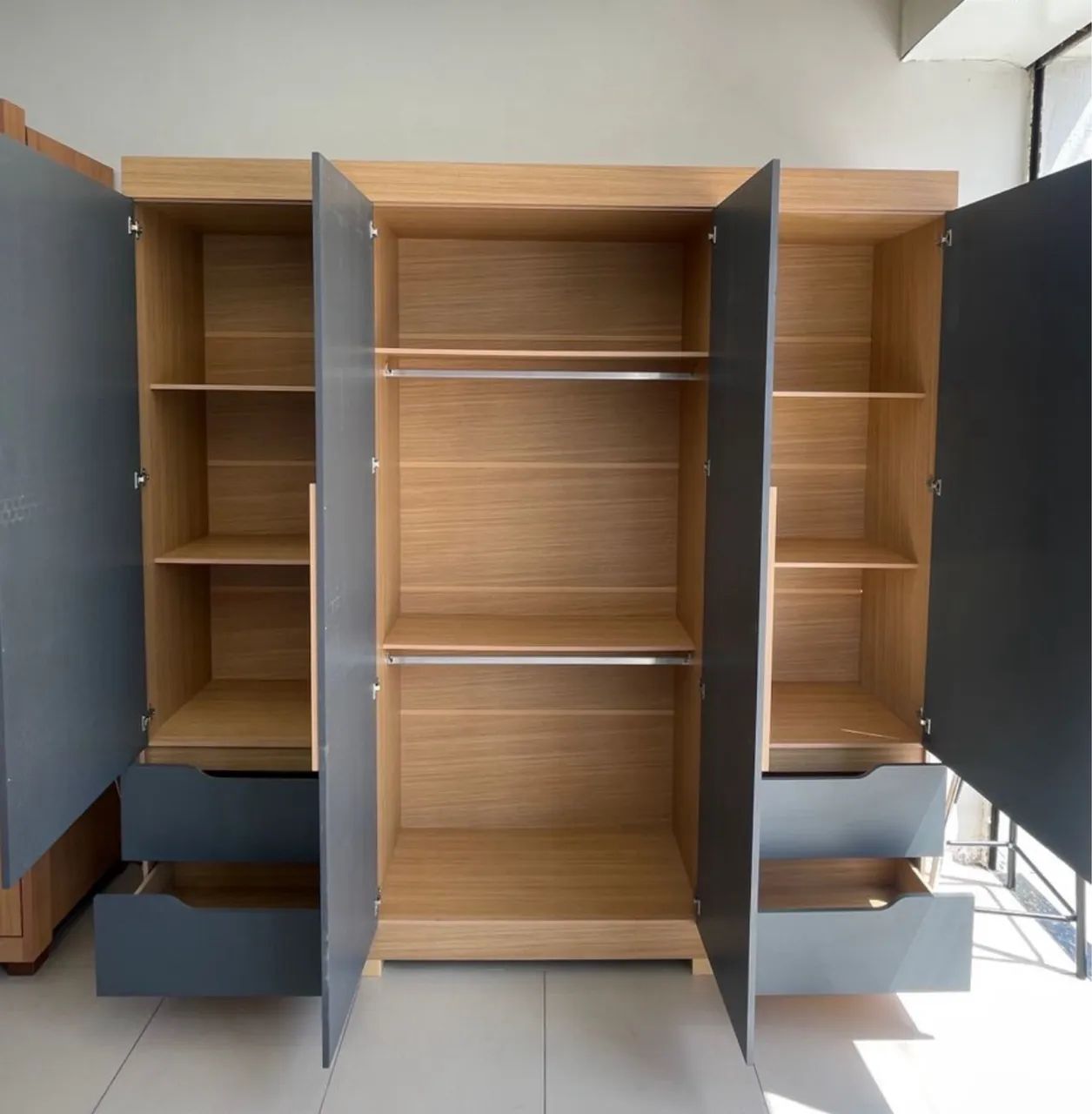 Guarda Roupa vivace espaçoso casal com espelho e gavetas perfeito