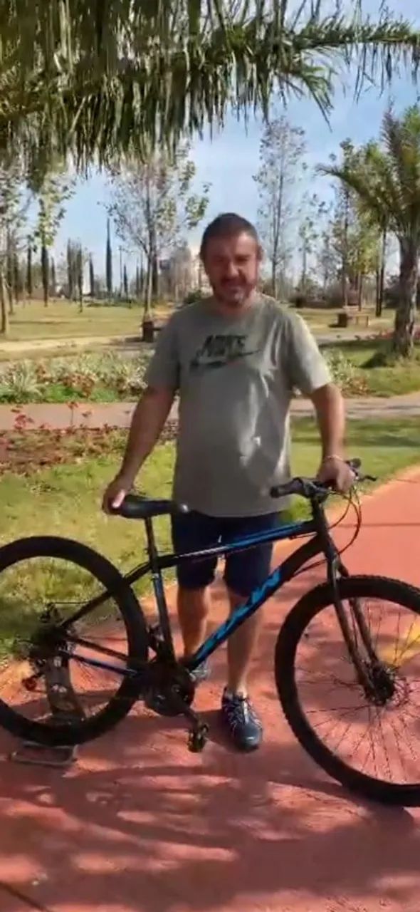 VENDO UMA LINDA BICICLETA ARO 29 E FREIO A DISCO.  - Foto 2
