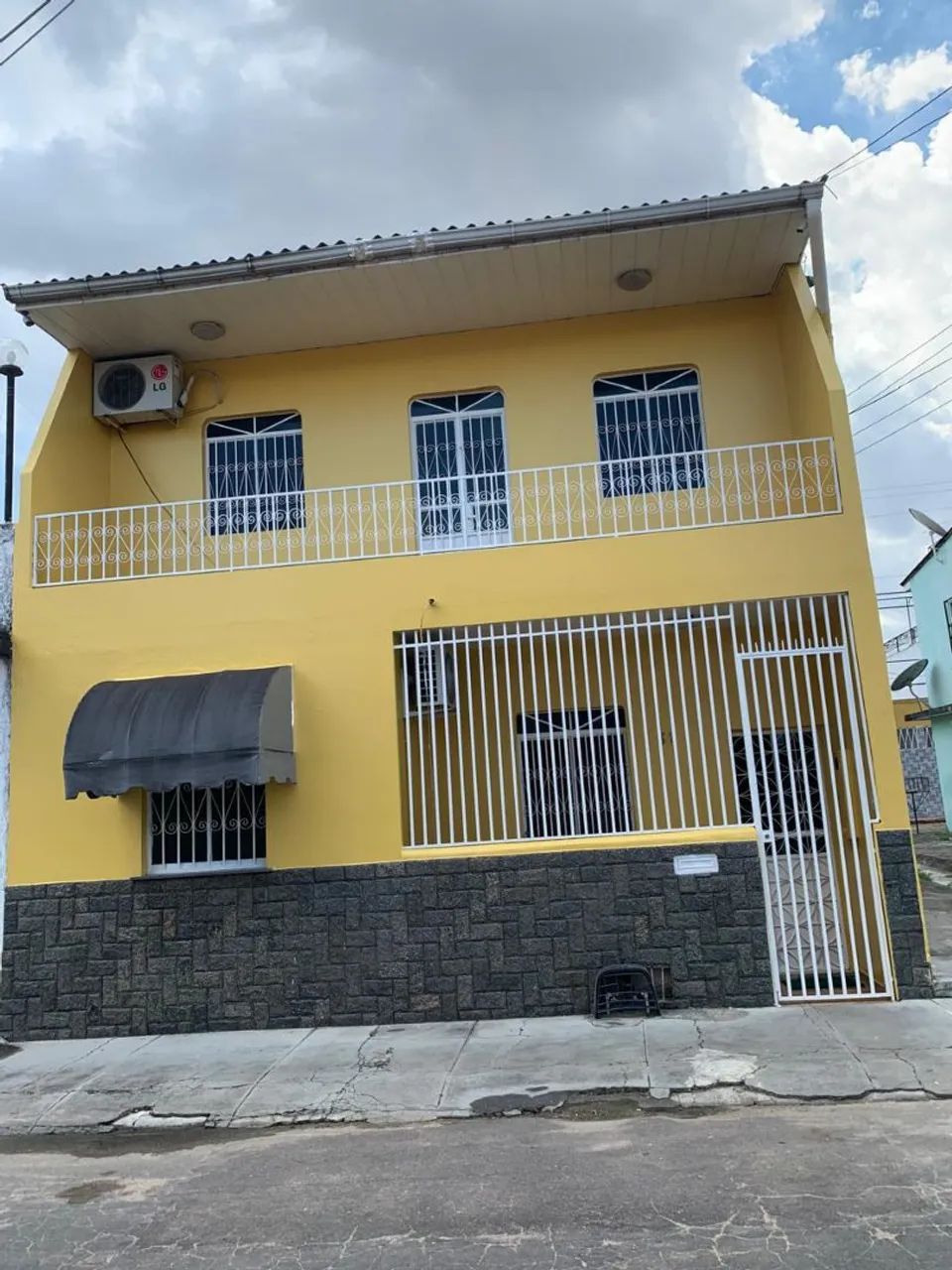 Vendo casa no Conjunto Eldorado, com 4 quartos e financiável. 