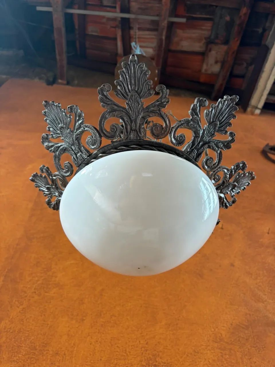 Lustre com globo de opalina