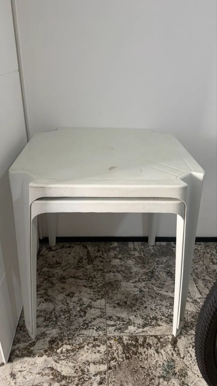 2 Mesas de plástico