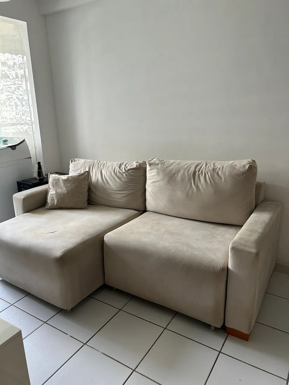 Sofá retrátil bege em suede