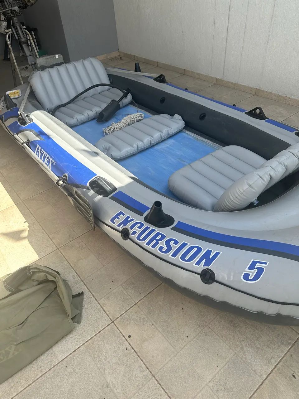 Bote intex excursão 5 com motor - Foto 5