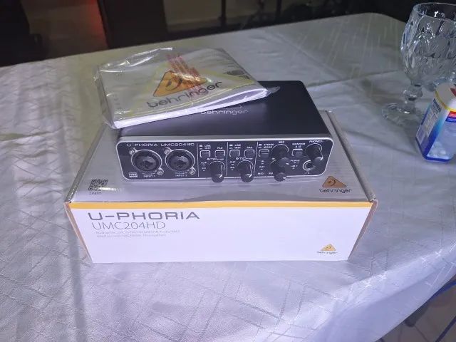 Interface de áudio Behringer UMC204HD