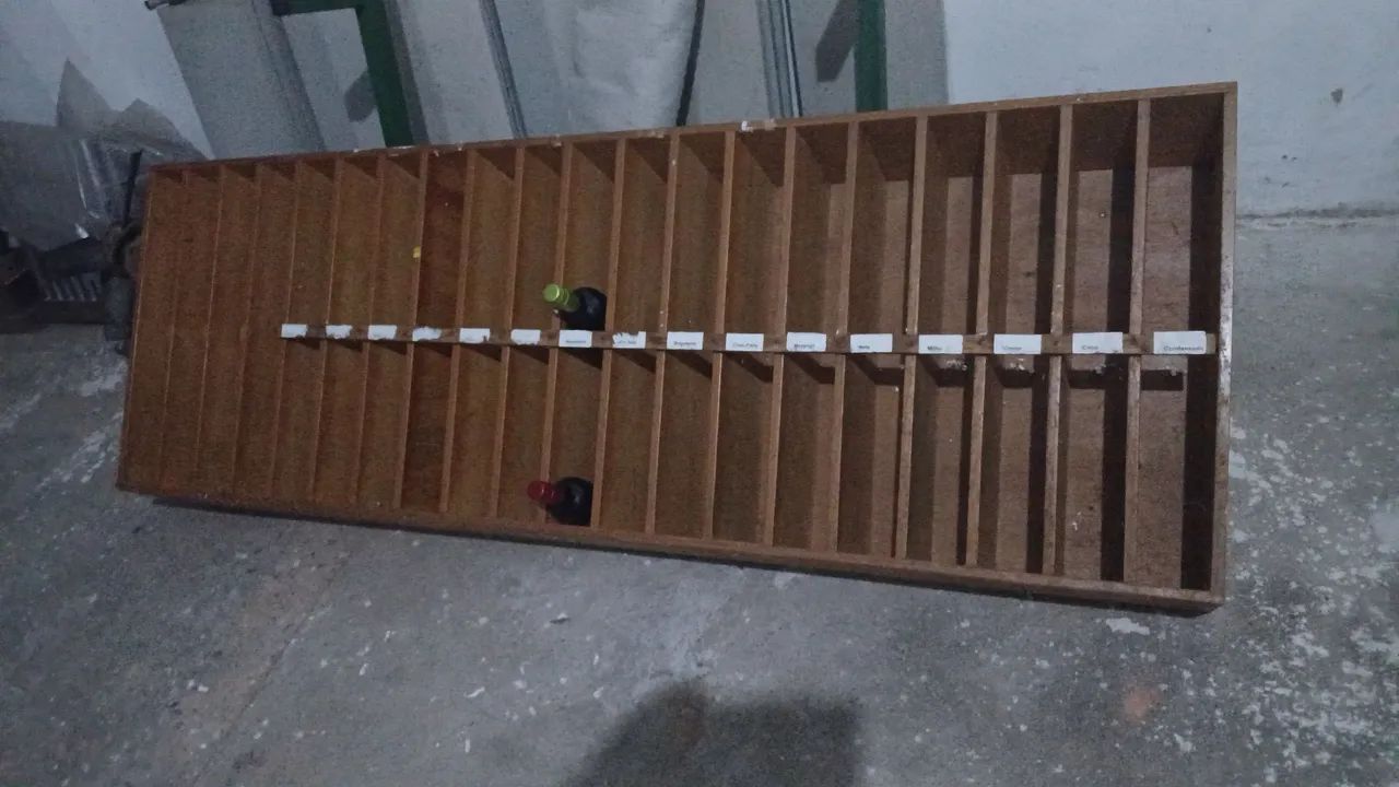 Vende-se prateleira (suporte na parede)para garrafas de vinhos. 
