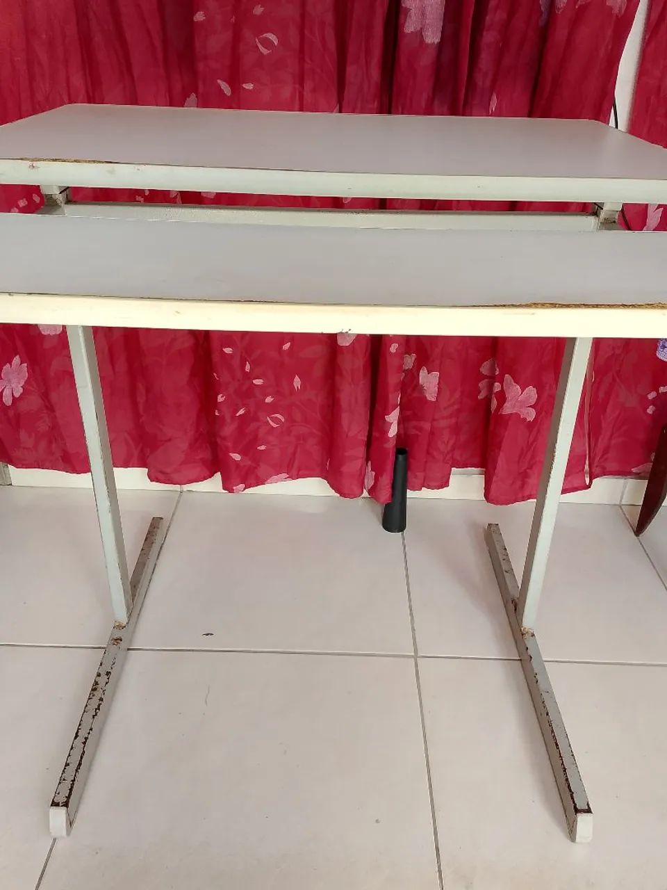Mesa de estudo duplo.
