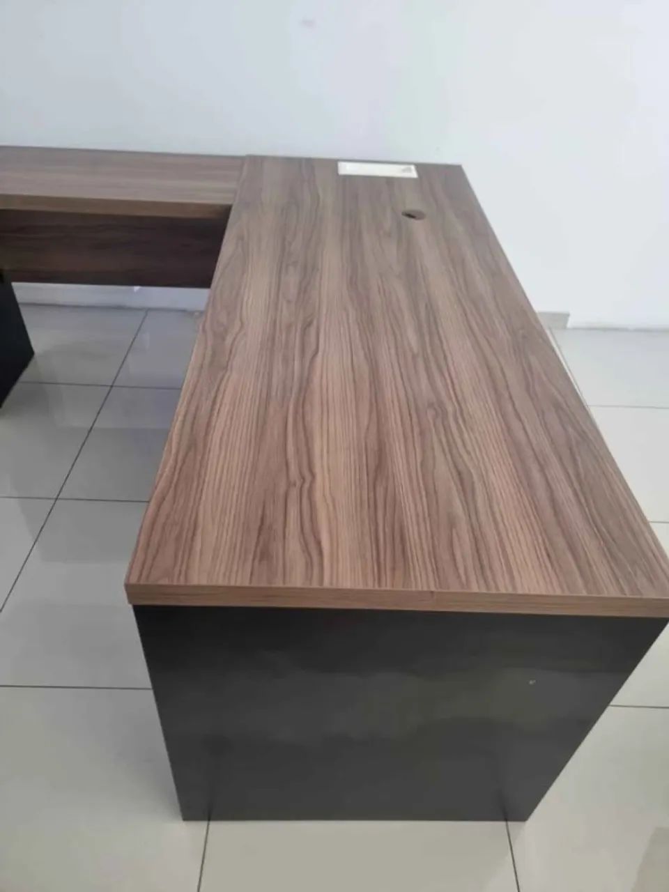 Mesa Executiva em L com Gaveteiro e Tomadas Embutidas - Foto 2