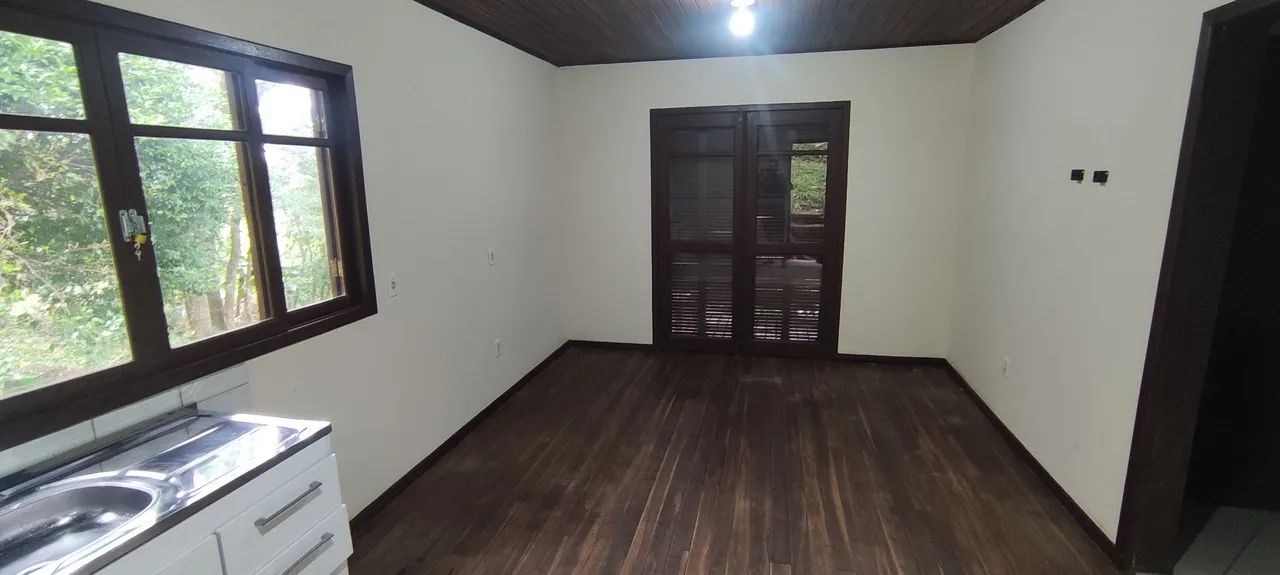 Alugo Casa simples em Garopaba (Ressacada) com terreno grande cheio de natureza - Foto 2