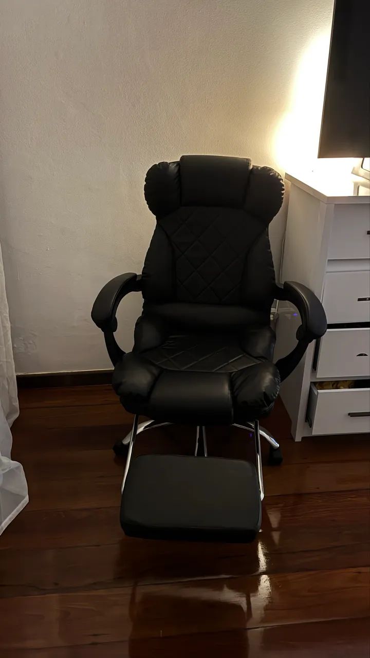 Cadeira de Escritório em Couro com apoio de pés - Foto 2