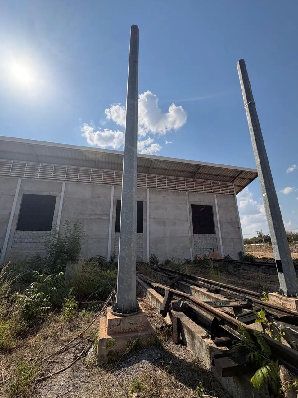 Vende-se postes de ferro
