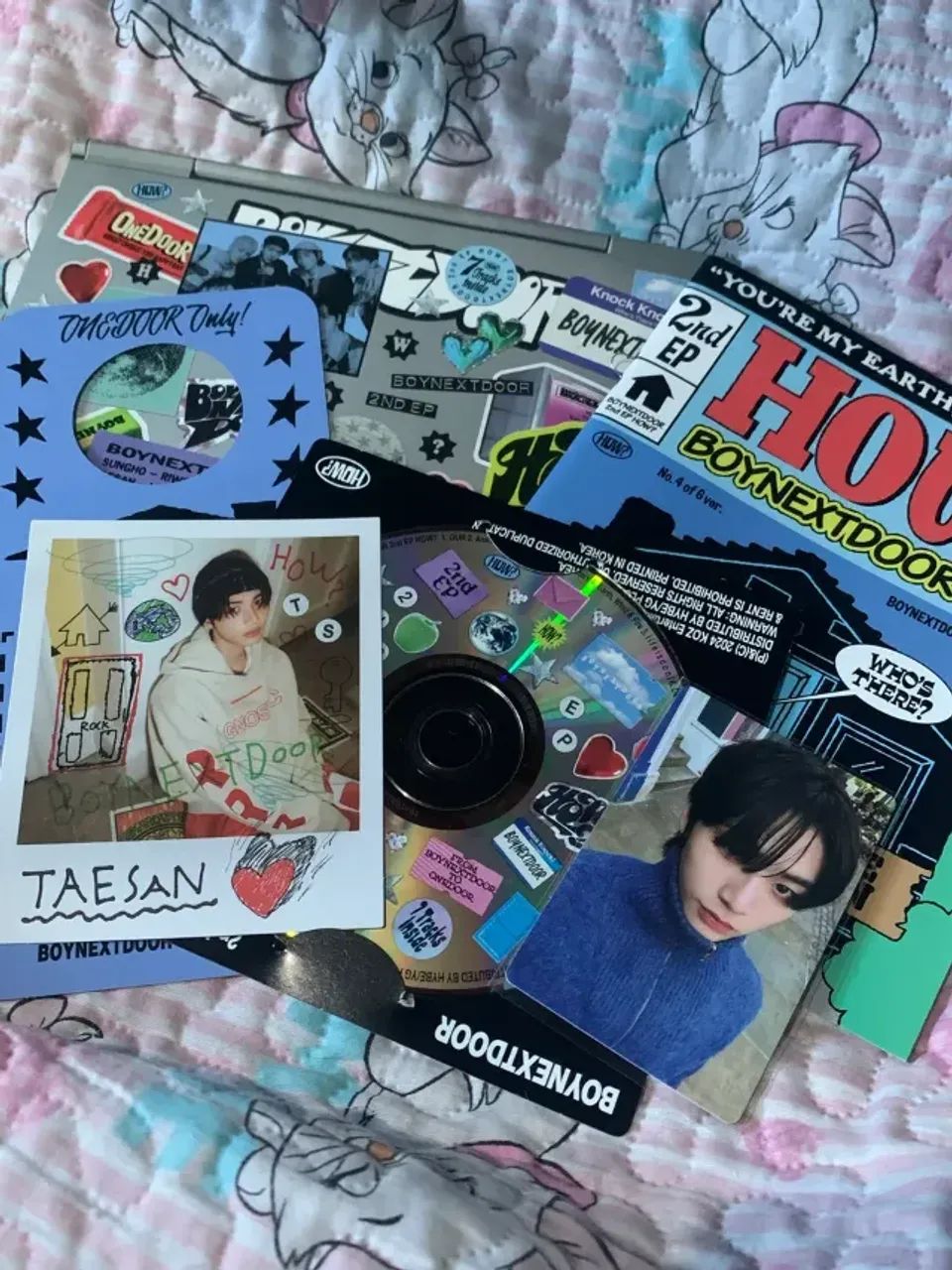 Albuns BOYNEXTDOOR ?HOW? STICKER Ver. Taesan e Leehan (completos)