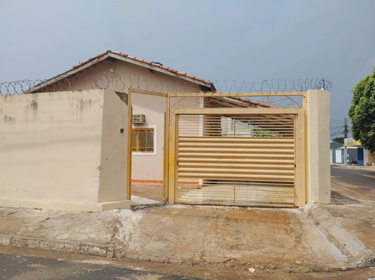 Casa de laje amplo quintal 
