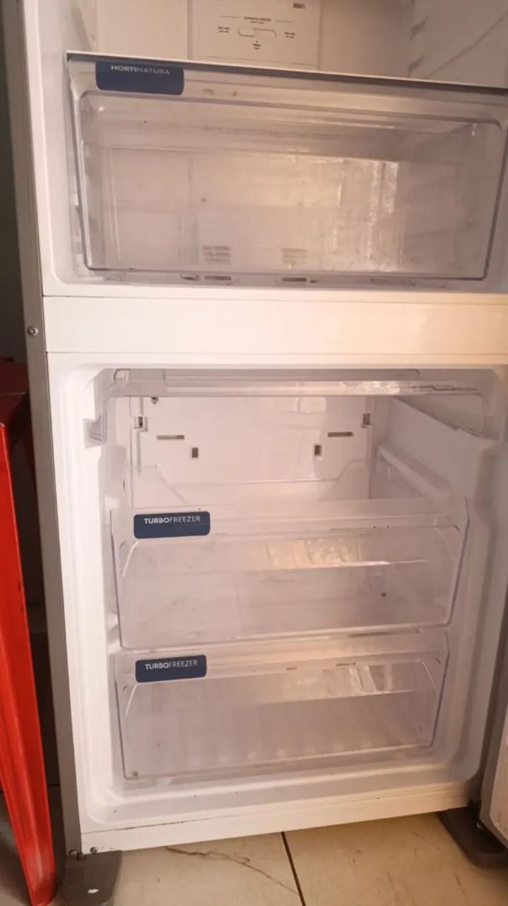 Vendo refrigerador Electrolux inverter COM DEFEITO  - Foto 4