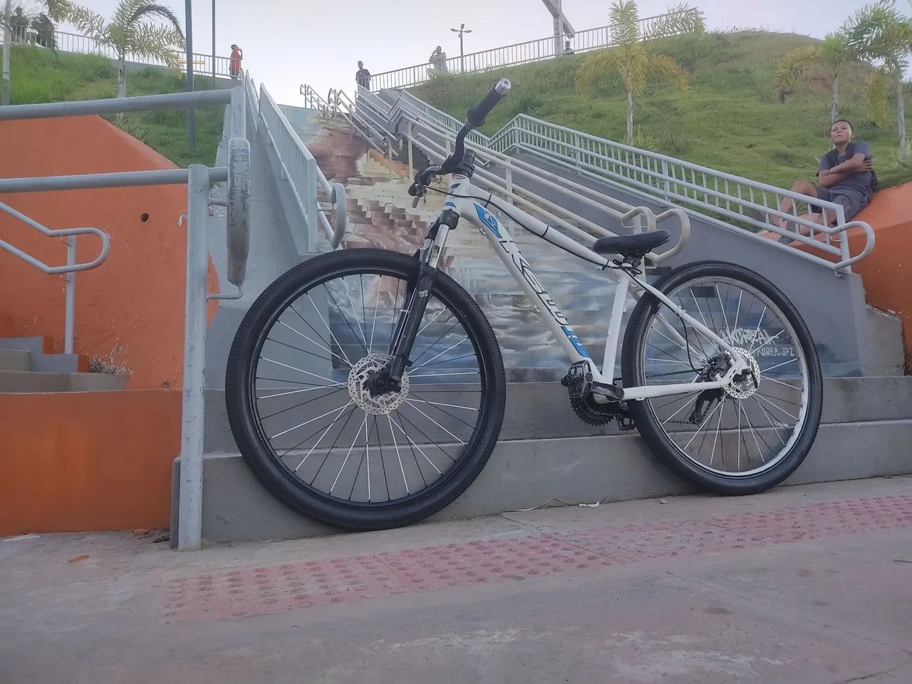 BICICLETA ARO 29 COM FREIO HIDRÁULICO TODA ARRUMADA - Foto 4