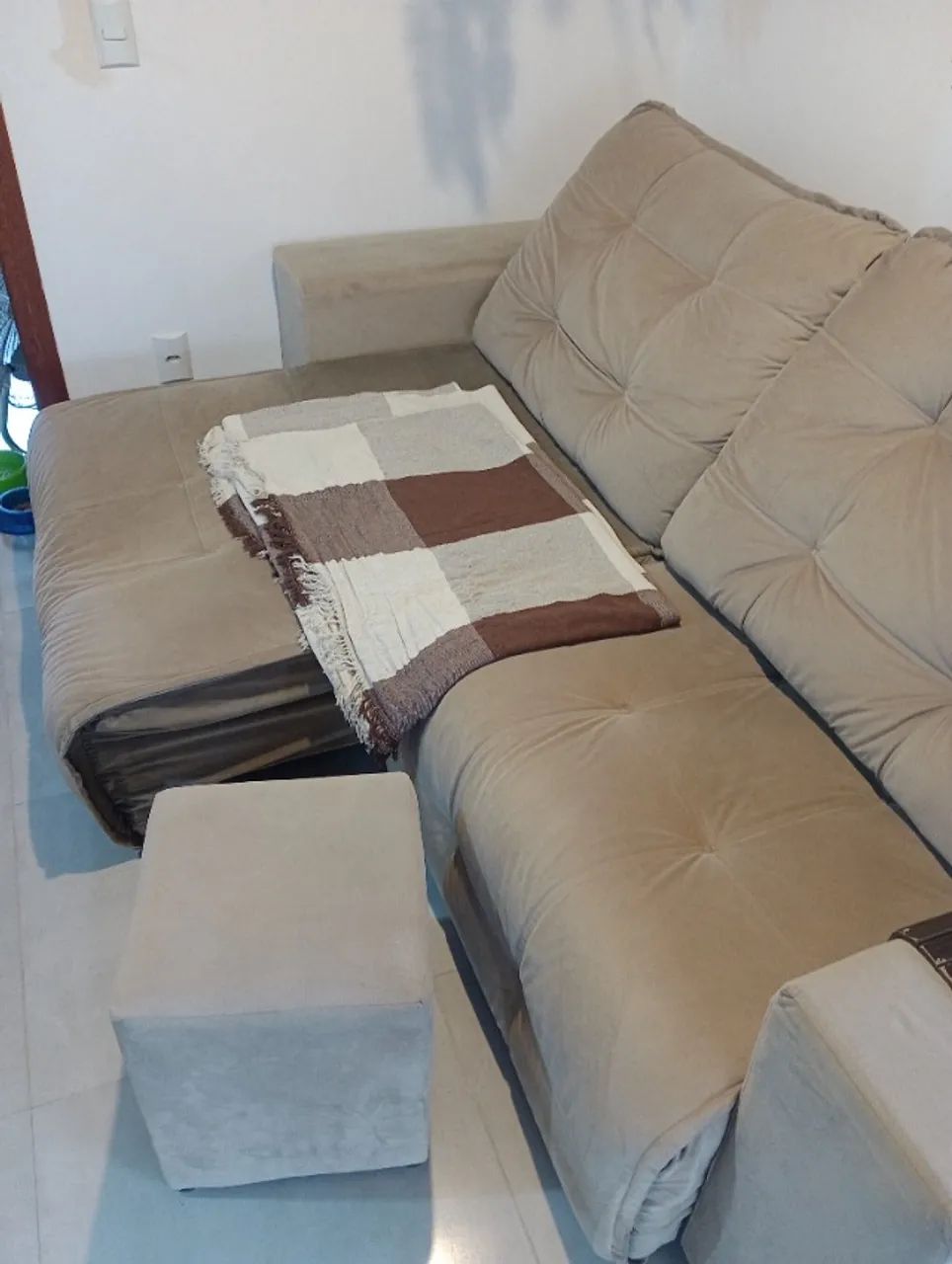 Sofá chaise retrátil, 2 lugares e encosto reclinável+ puff para pés. - Foto 3