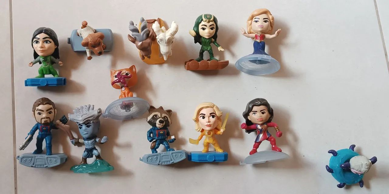 Bonecos, brinquedos 