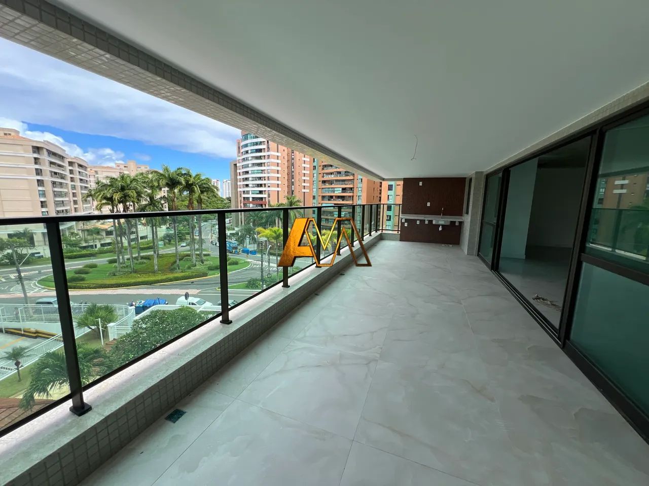 APTO AMPLO COM 3 SUÍTES EM ALPHAVILLE 1