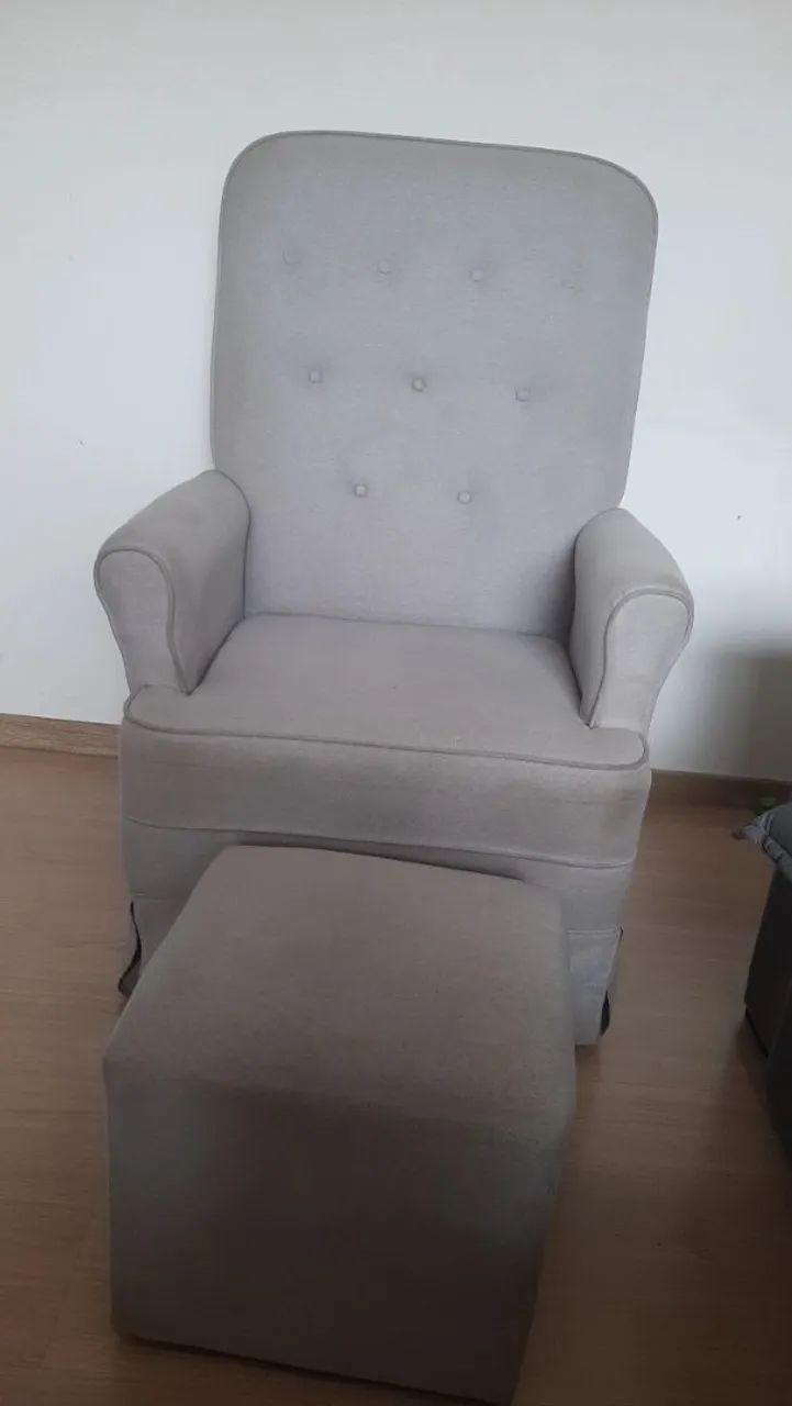 Poltrona de amamentação de balanço com puf