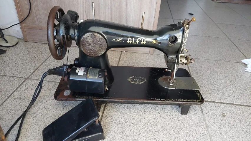 Maquina de costura antiga, Funcionando perfeitamente.