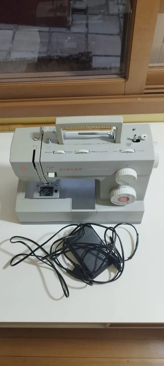 Máquina Singer 4423 220 V